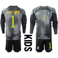 Camiseta Brasil Alisson Becker #1 Portero Primera Equipación Replica Mundial 2022 para niños mangas largas (+ Pantalones cortos)